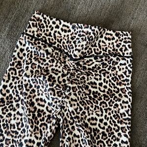 Zyia active leggings leopard Brilliant Scrunch